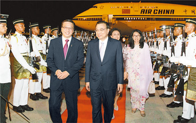 ལི་ཁེ་ཆང་ཁལ་ལུང་ཕུ་རུ་འབྱོར་ཏེ་ཨེ་ཤ་ཡ་ཤར་མའི་མཉམ་ལས་ཀྱི་འགོ་ཁྲིད་པའི་མུ་འབྲེལ་གྲོས་ཚོགས་སུ་ཞུགས་ཤིང་མ་ལེ་ཞི་ཡ་རུ་རྒྱལ་དོན་མཚམས་འདྲི་ཞུས།