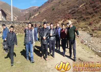 དར་མདོ་གྲོང་ཁྱེར་དར་མདོ་གྲོང་རྡལ་གྱིས་ཐབས་མང་པོ་མཉམ་སྤྱོད་ཀྱིས་གནད་སྨིན་དབུལ་སྐྱོར་བྱ་ཐབས་ཁག་དོན་ཐོག་ཏུ་འཁྱོལ་ཐུབ་པར་འགན་ལེན་བྱས།