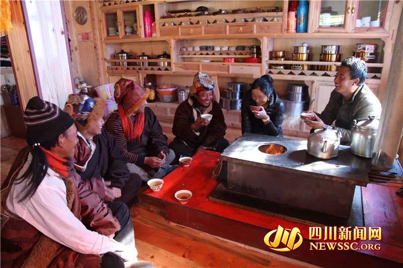 དར་མདོའི་ས་འགུལ་གནོད་ཐེབས་ཁུལ་གྱི་འབྲོག་དམངས་སྡོད་ཁང་གསར་པའི་ནང་དུ་སྤོས་པ།