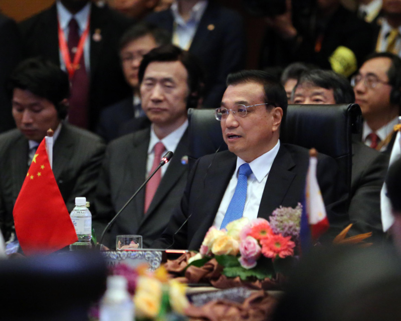 ལི་ཁེ་ཆང་ཀྲུང་གོ་དང་ཨེ་ཤ་ཡ་ཤར་ལྷོའི་མནའ་འབྲེལ་གྱི་རང་མོས་ཉོ་ཚོང་ཁུལ་རིམ་སྤར་གྲོས་མོལ་གྲུབ་འབྲས་ཡིག་ཆའི་མིང་རྟགས་འགོད་པའི་མཛད་སྒོར་ཞུགས།
