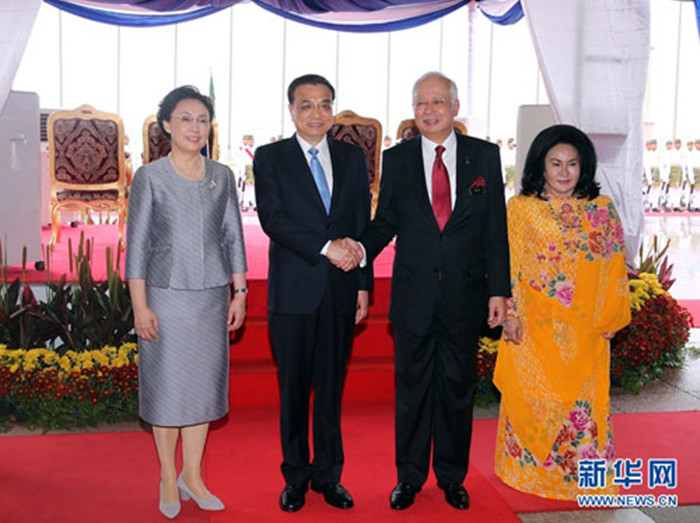 ལི་ཁེ་ཆང་གིས་མ་ལེ་ཞི་ཡའི་ཙུང་ལི་ནཱ་ཅི་པོ་དང་མཇལ་འཕྲད་གནང་།