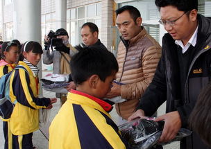 ཧུང་ཡོན་རྒྱ་གྲམ་དམར་པོ་ཚོགས་པས་དབུལ་པོའི་སློབ་མ་སྟོང་ལྷག་ལ་དགུན་ཆས་སྤྲད།