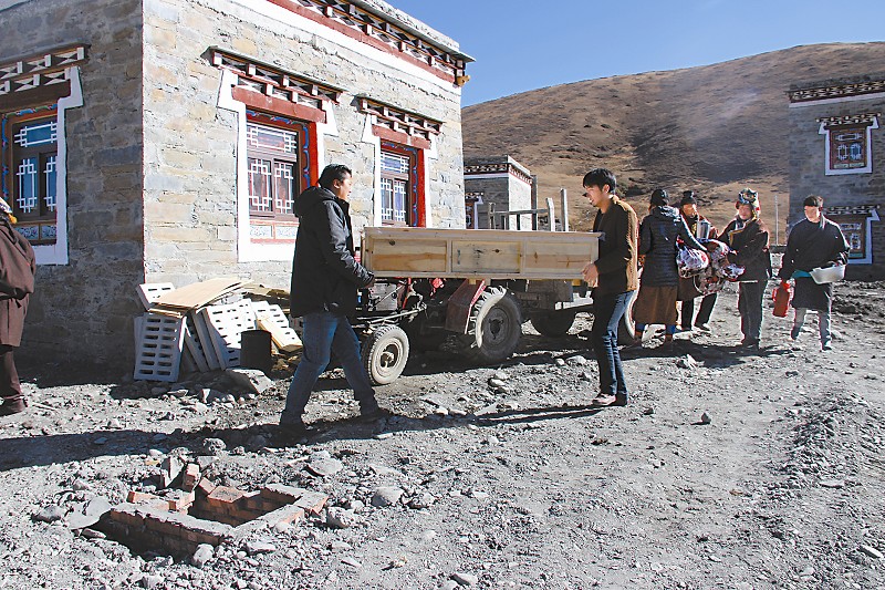ཞིང་ཆེན་ཏང་ཨུའི་རྒྱུན་ལས་གྲོས་ཚོགས་འཚོགས་ནས་དར་མདོའི་ས་འགུལ་གྱི་གནོད་རྗེས་བསྐྱར་སྐྲུན་ལས་ཀའི་སྙན་ཞུ་སོགས་ལ་གསན་པ།
