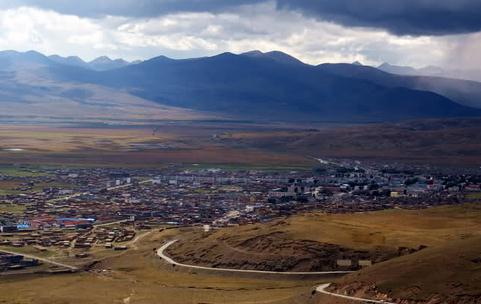 ལི་ཐང་རྫོང་གིས་མུའུ་ཁྲི་ཡི་འདེབས་འཛུགས་རྟེན་གཞིའི་འཛུགས་སྐྲུན་གཞི་རྩའི་ཆ་ནས་གྲུབ།
