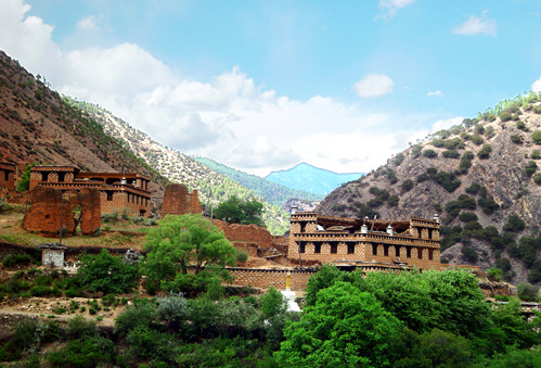 མུ་ལི་རྫོང་གིས་ཕྱོགས་གང་ཐད་ནས་ཤེས་ལྡན་མི་སྣ་བསྡུས་ནས་བོད་རིགས་ས་ཁུལ་གྱི་འཕེལ་རྒྱས་ལ་རོགས་རམ་བྱས་པ།