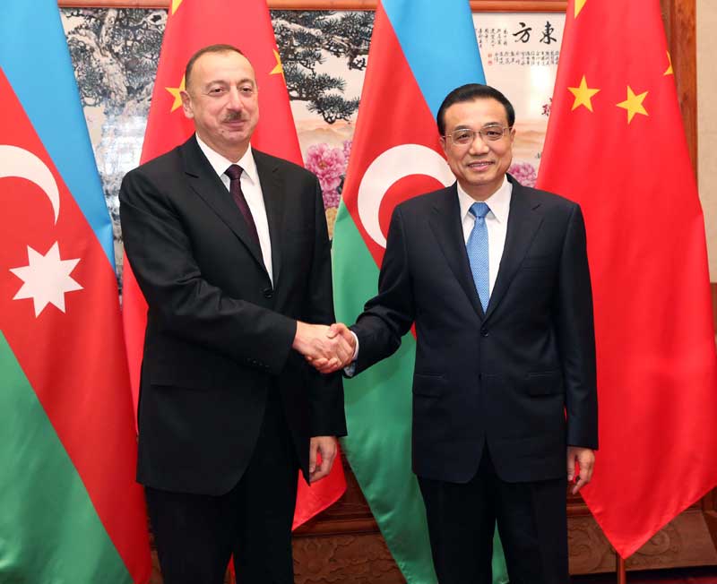 ལི་ཁེ་ཆང་གིས་ཨ་ཟེར་བྷེ་ཇན་གྱི་སྲིད་འཛིན་ཨ་ལི་ཡེས་ཧྥུ་དང་མཇལ་འཕྲད་གནང་།