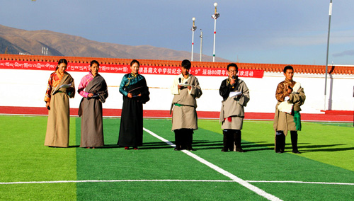 རྔ་བ་རྫོང་བོད་ཡིག་སློབ་འབྲིང་གིས་12·9ལས་འགུལ་གྱི་དྲན་གསོའི་བྱེད་སྒོ་སྤེལ།