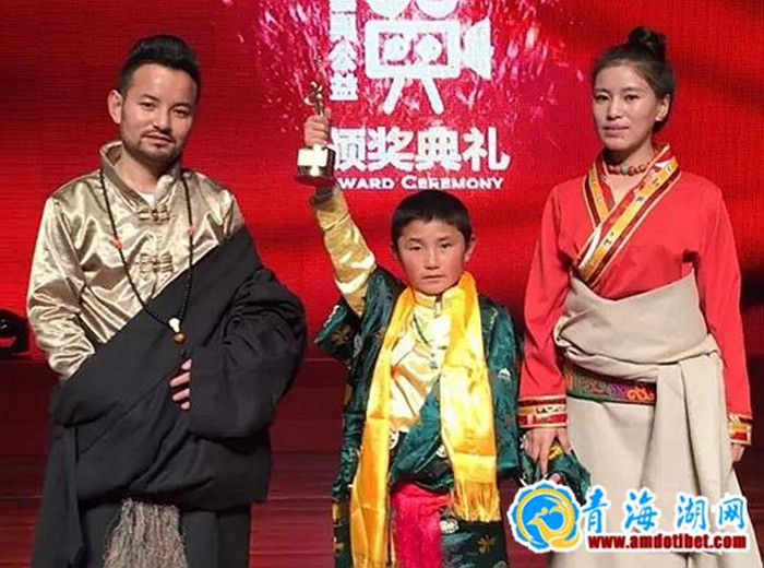 《གངས་འདབས་ཀྱི་ཤུག་སྡོང་ཁེར་སྐྱེས།》ཀྱི་གཙོ་འཁྲབ་པ་འཇམ་དཔལ་རྡོ་རྗེ་ལ་ཕུལ་བྱུང་སྐྱེས་པའི་གཙོ་འཁྲབ་པའི་བྱ་དགའ་ཐོབ།
