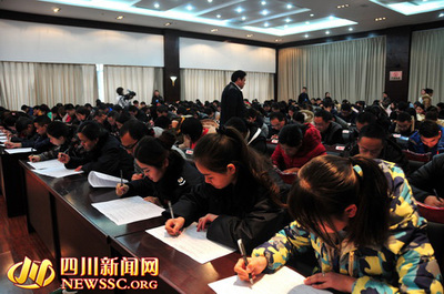 གཟི་ཚ་སྡེ་དགུ་རྫོང་གིས་རྫོང་ནང་ཁུལ་ནས་ཁྲིམས་སྲོལ་ཁག་གཉིས་ཀྱི་ཤེས་བྱ་འགྲན་བསྡུར་སྤེལ་བ།