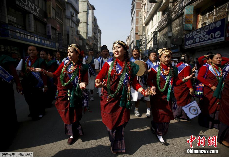 བལ་ཡུལ་དམངས་ཚོགས་ཀྱིས་ལོ་གསར་ཁྲོམ་སྐོར་གཟབ་རྒྱས་ངང་འཚོགས་པ།