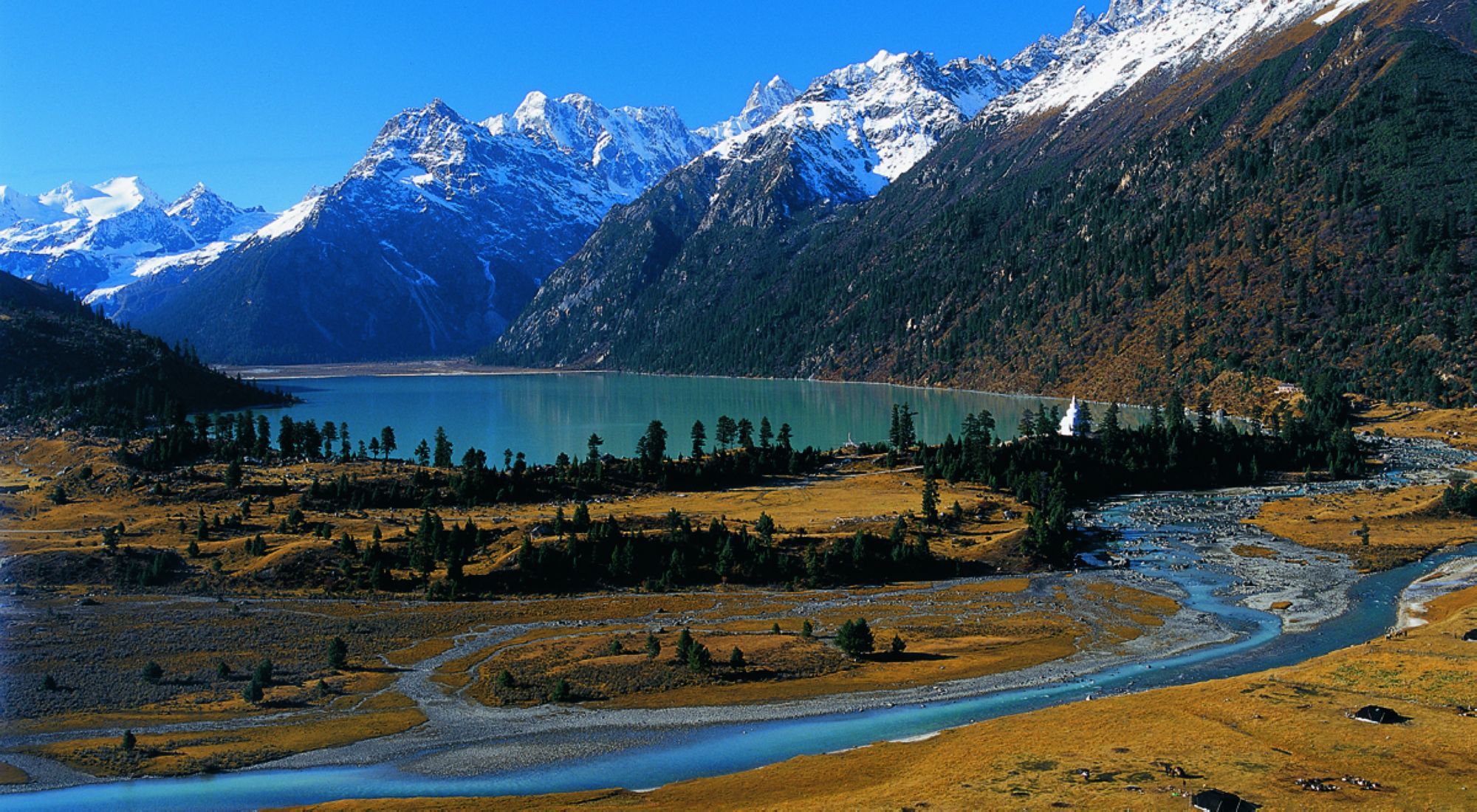 སྡེ་དགེ་རྫོང་སྲིད་གཞུང་གི་འགོ་ཁྲིད་ཚན་ཆུང་གིས་དྲང་གསུམ་ནན་གསུམ་གྱི་ཆེད་དོན་སློབ་གསོ་སྤེལ།