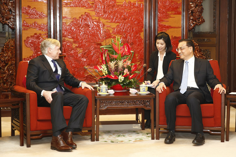 ལི་ཁེ་ཆང་གིས་ཨ་རིའི་ཁོ་ལོམ་པི་ཡ་སློབ་གྲྭ་ཆེན་མོའི་སློབ་གཙོ། ཁྲིམས་རིག་པའི་སློབ་དཔོན་ཆེན་མོ་པོའོ་ལིན་ཀི་དང་མཇལ་འཕྲད་གནང་།