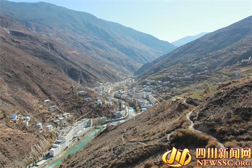 སྡེ་རོང་རྫོང་ནོར་སྲིད་ཅུས་རོགས་སྐྱོར་དུད་ཚང་དུ་ཟབ་ཞུགས་བྱས་ནས་གནད་སྨིན་དབུལ་སྐྱོར་ལས་ཀ་སྤེལ་བ།