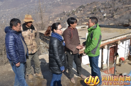 རོང་བྲག་རྫོང་གི་དབུལ་སྐྱོར་དང་ཡུལ་མི་གནས་སྤོ་ཅུས་ཀྱིས་དུས་ཐོག་ཏུ་1.12མེ་སྐྱོན་སྡེ་དམངས་ལ་འཚམས་འདྲི་བྱས།