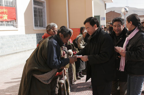 མཛོད་དགེ་བཟོ་ཚོང་སྤུས་ཚད་ལག་རྩལ་དང་བཟའ་བཏུང་སྨན་རྫས་ལྟ་སྐུལ་དོ་དམ་ཅུས་ཀྱིས་དཀའ་ངལ་ཡོད་པའི་མང་ཚོགས་ལ་འཚམས་འདྲི་ཞུས་པ།