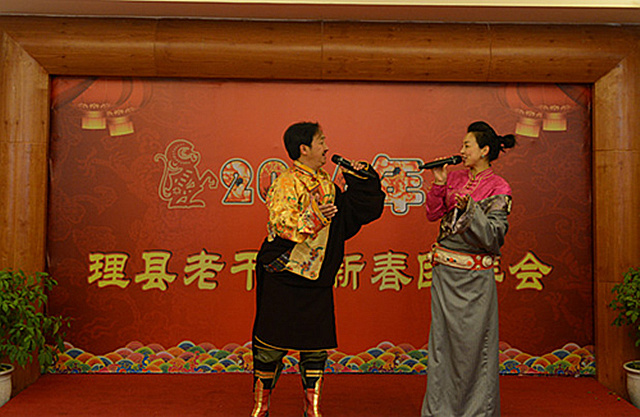 ལི་རྫོང་གིས་སྒོར་ཁྲི་74གྲ་སྒྲིག་བྱས་ནས་ལས་འཁྱུར་ངལ་གསོ་བྱས་པའི་ལས་བྱེད་པ་རྒན་པར་འཚམས་འདྲི་བྱས།