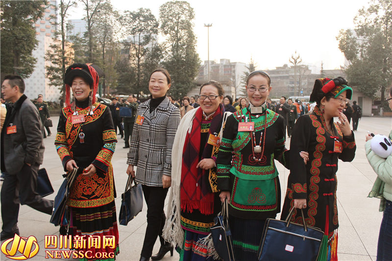 བུད་མེད་འཐུས་མི་རྣམས་ཚོགས་རར་ཞུགས་བཞིན་པ།