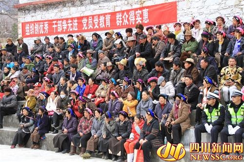 རོང་བྲག་རྫོང་གིས་ཉེན་རྟོགས་པ་དང་མི་དམངས་ལག་གདང་སྦྲེལ་ནས་ཐུན་མོང་གིས་ཞི་མཐུན་བསྐྲུན་པ་ཞེས་པའི་ལོ་གསར་གྱི་རིག་རྩལ་འཁྲབ་སྟོན་བྱེད་སྒོ་སྤེལ།