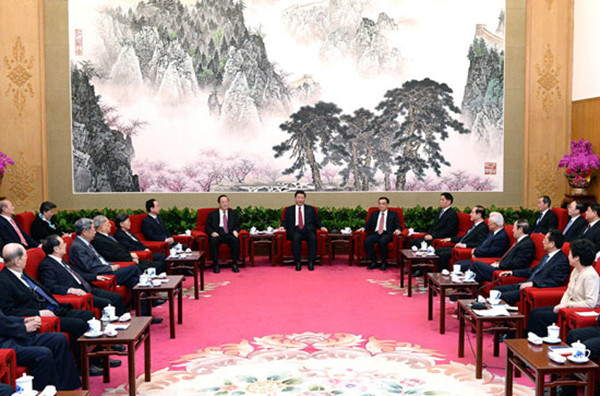 ཞི་ཅིན་ཕིང་གིས་ཏང་ཕྱིའི་མི་སྣ་དང་ལྷན་དུ་ལོ་སར་བསུས།
