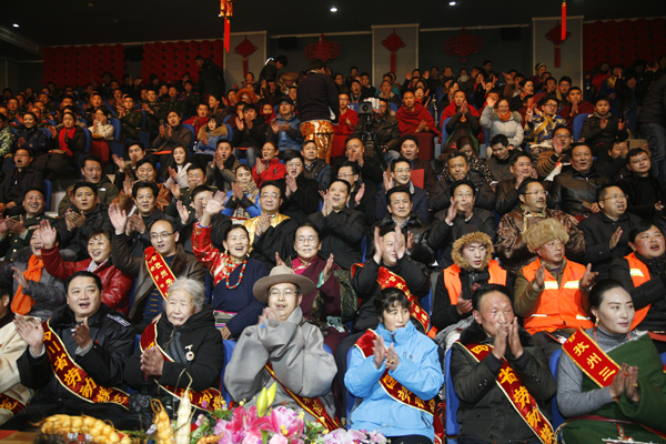 ཁུལ་ཨུ་དང་ཁུལ་སྲིད་གཞུང་གིས2016ལོའི་མཉམ་འཛོམས་ཀྱིས་ལོ་གསར་ལ་རྟེན་འབྲེལ་ཞུ་བའི་ཚོགས་འདུ་འཚོགས།