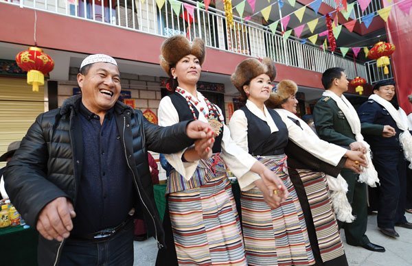 སྡེ་ཁུལ་གྱི་སྒོ་རའི་ནང་དུ་ལྷན་འཛོམས་ཀྱིས་ལོ་གསར་བསུ་བ།