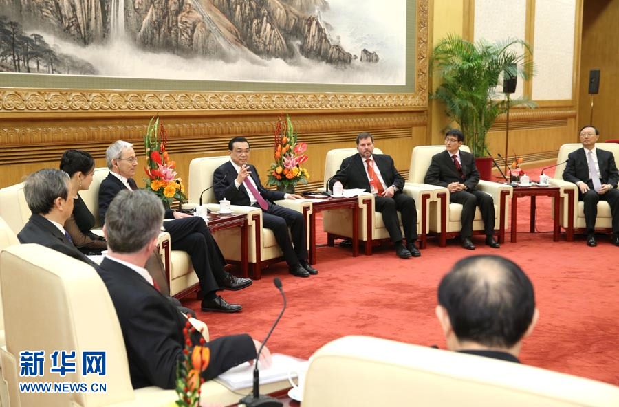 ལི་ཁེ་ཆང་གིས་ཀྲུང་གོ་རུ་བྱ་བ་སྒྲུབ་བཞིན་པའི་ཕྱི་རྒྱལ་ཆེད་མཁས་པ་འགའ་ལ་བརྩེ་བའི་མཇལ་འཕྲད་གནང་ཞིང་མཉམ་དུ་བཞུགས་མོལ་བྱས།