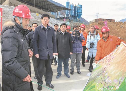 ཚུའེ་པའོ་ཧྭས་དཀར་མཛེས་ཁུལ་དུ་དཔལ་འབྱོར་ལས་ཀའི་ཆེད་དོན་ལྟ་སྐུལ་མཛུབ་ཁྲིད་གནང་བ།