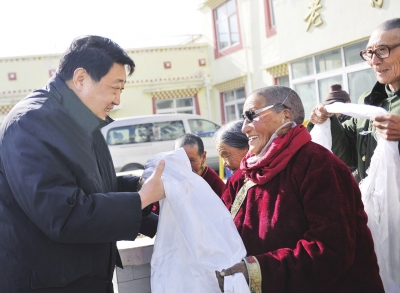 མང་ཚོགས་རྣམས་ལ་བཀྲ་ཤིས་ཞི་མཐུན་གྱི་ལོ་སར་དུས་ཆེན་ཞིག་རོལ་དུ་བཅུག་པ།