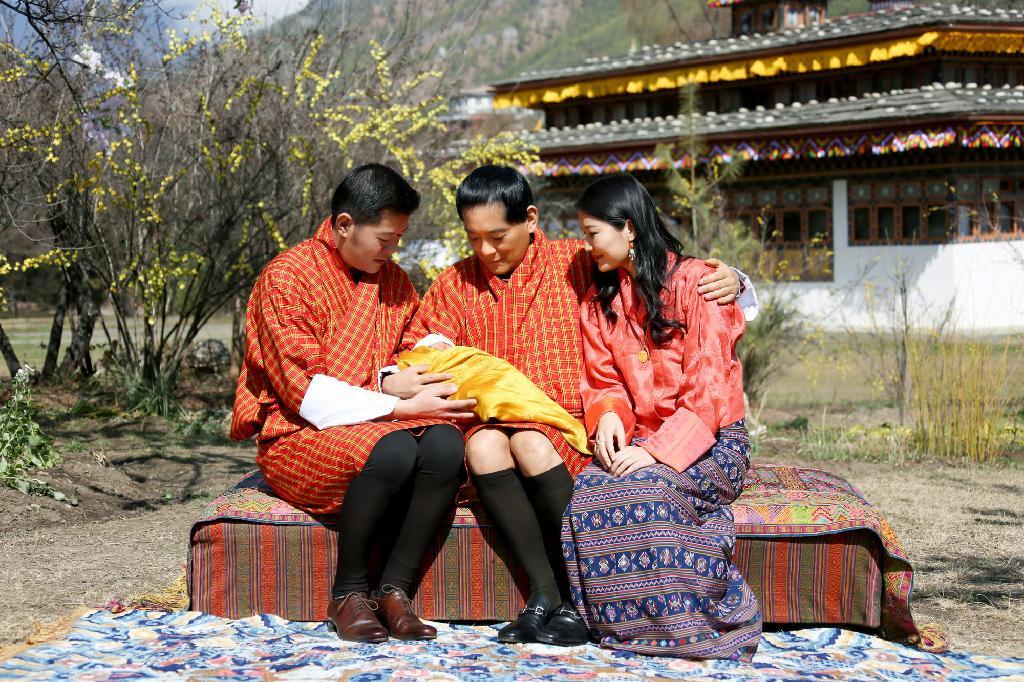 འབྲུག་ཡུལ་རྒྱལ་སྲས་སྐུ་འཁྲུངས་རྗེས་ཀྱི་ཁྱིམ་མི་ཡོངས་ཀྱི་མཉམ་པར།