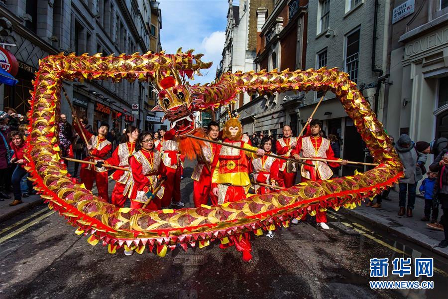 ལོན་ཏོན་གྱི་ཀྲུང་གོ་བས་ལོ་སར་དུས་ཆེན་རོལ་བའི་རྣམ་པ།