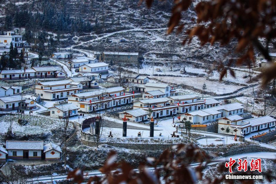 སི་ཁྲོན་གྱིས་གེགས་རྗེས་བསྐྱར་བསྐྲུན་ལས་གྲངས་ཉུང་མི་རིགས་གྲོང་གསར་གྱི་ཁ་བའི་མཛེས་ལྗོངས།