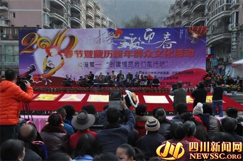 ལོ་སར་ཚེས་ལྔའི་ཉིན། ལྕགས་ཟམ་རྫོང་དུ་དམག་དམངས་མཉམ་སྤྲོའི་ངང་ནས་ལོ་སར་བསུས།