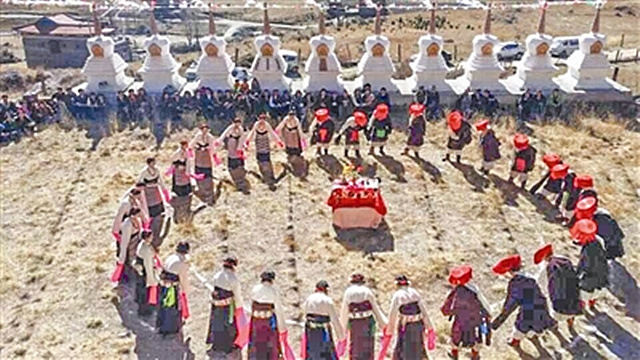 མཛའ་གཞས་ཀྱི་ཕ་ས་ནས་གྲོང་གསེབ་ཀྱི་ལོ་སར་ལ་རོལ་བ།