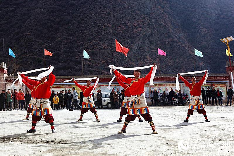 དཀར་མཛེས་ཁུལ་རོང་བྲག་རྫོང་གི་ཡུལ་ཤོག་དང་གྲོང་རྡལ་སོ་སོས་རིག་གནས་བྱེད་སྒོ་སྤེལ་ཏེ་ལོ་གསར་པ་བསུས།