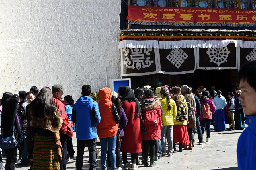 དགུན་དུས་ཉི་འོད་གྲོང་ཁྱེར་ལ་ཡུལ་སྐོར་བྱེད་པ།