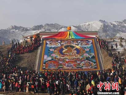 ཀན་ལྷོ་བོད་ཁུལ་གྱི་དགོན་པ་མང་པོས་གོས་སྐུ་བཤམས་པ།