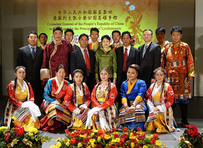 གཞིས་ཀ་རྩེའི་མི་རིགས་སྒྱུ་རྩལ་འཐུས་ཚབ་ཚོགས་པས་སི་ཝེས་ཙེར་དུ་འཁྲབ་སྟོན་བྱས་པ།