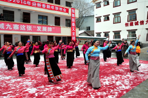གནས་སྤོར་གྲོང་གསར་དུ་གླུ་དང་གར་ལ་རོལ།