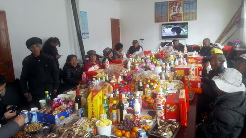 མཛོད་དགེ་རྫོང་པར་ཤེས་རྒན་གསོ་ཁང་གི་རྒན་རྒས་ཚོས་ལོ་གསར་ཚེས་བཅོ་ལྔའི་དུས་ཆེན་དགའ་སྤྲོའི་ངང་རོལ་བ།