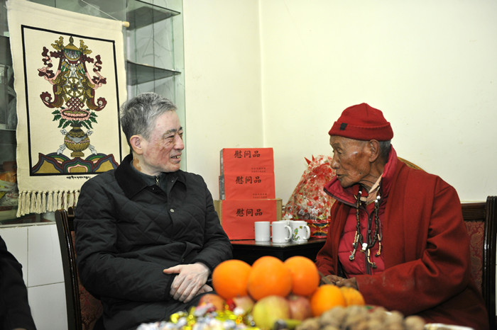 ལིའུ་ཙུའོ་མིང་གིས་རྔ་བ་ཁུལ་ཨུ་དང་ཁུལ་སྲིད་གཞུང་གི་ཚབ་བྱས་ཏེ་འབར་ཁམས་ཀྱི་རྒྱལ་ནང་དུ་ལོག་ནས་གཏན་སྡོད་བྱས་པའི་བོད་རིགས་སྤུན་ཟླ་ཁག་ལ་འཚམས་འདྲི་གནང་བ།