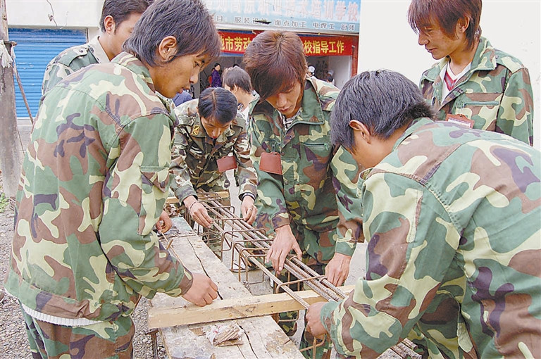 གཞིས་ཀ་རྩེ་གྲོང་ཁྱེར་གྱིས་ཞིང་འབྲོག་མང་ཚོགས་ལ་ལས་ཞུགས་གསོ་སྦྱོང་བྱས།