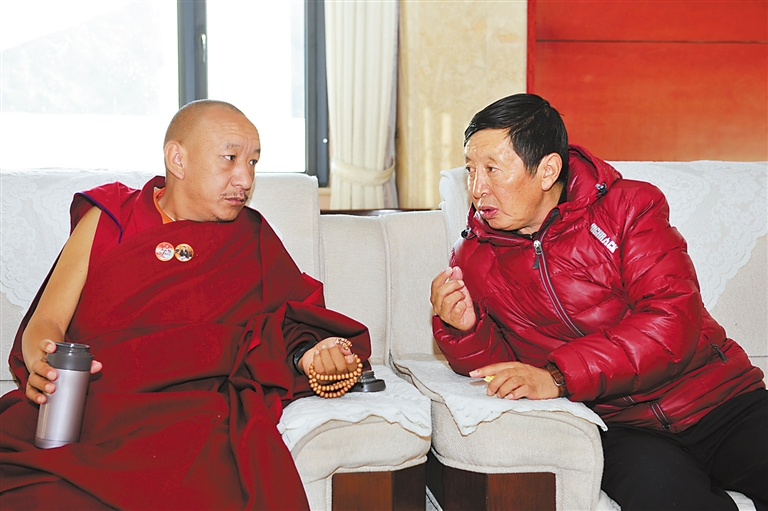 བོད་ལྗོངས་ཀྱི་རྒྱལ་ཡོངས་ཚོགས་ཆེན་གཉིས་སུ་ཞུགས་པའི་འཐུས་ཚབ་ཨུ་ཡོན་པེ་ཅིན་དུ་ཕེབས།