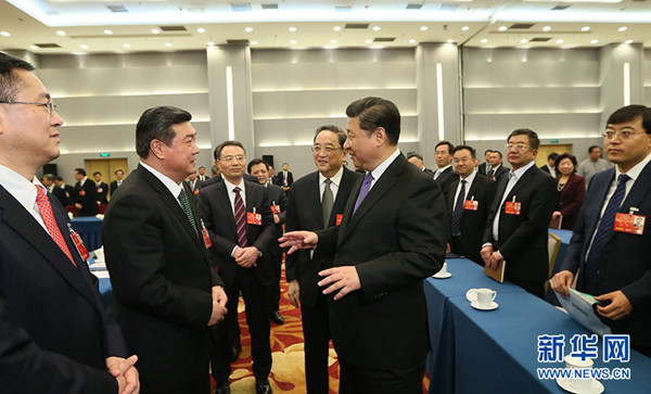 ཞི་ཅིན་ཕིང་གིས་སྲིད་གྲོས་གྲོས་ཚོགས་ལ་ཞུགས་པའི་དམངས་གཙོ་རྒྱལ་འཛུགས་དང་བཟོ་ཚོང་མཉམ་འབྲེལ་གྱི་ཨུ་ཡོན་ལ་འཚམས་འདྲི་གནང་།