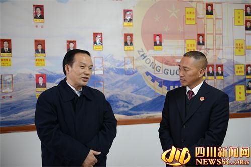 ཧྲི་ཅུན་གྱིས་དཀར་མཛེས་ཁུལ་དུ་བོད་ཁུལ་གྱི་ཁྲིམས་ལྟར་རྒྱུན་རྣམ་ཅན་གྱི་བཅོས་སྐྱོང་ལས་ཀར་ལྟ་སྐུལ་སློབ་སྟོན་གནང་།