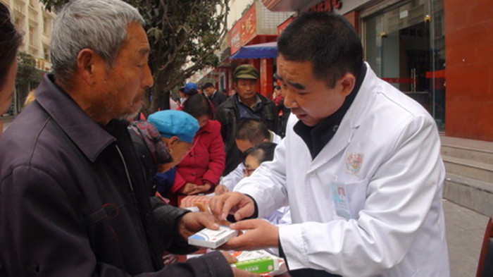 གཟི་ཚ་སྡེ་དགུ་རྫོང་གིས་རིན་མེད་སྨན་བཅོས་བྱེད་སྒོ་སྤེལ།