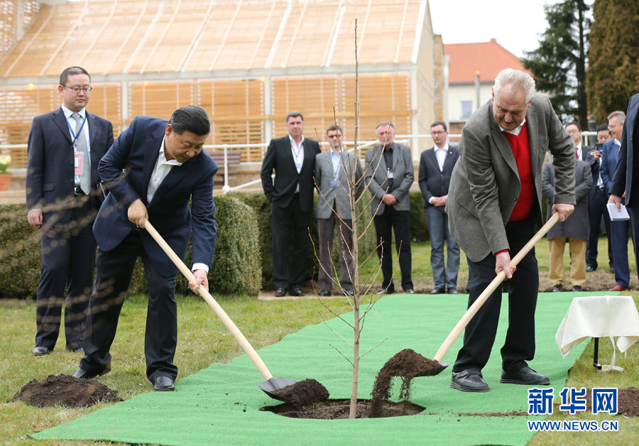 ཞི་ཅིན་ཕིང་ཆེ་ཁིའི་སྲིད་འཛིན་གྱི་གྲོང་གསེབ་ཕོ་བྲང་དུ་ཕེབས།