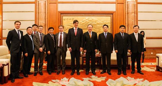 དབྱི་ལི་ཡིས་ཧྥ་རན་སིའི་ཨན་མོན་མཐུན་ཚོགས་ཀྱི་གཙོ་འཛིན་མ་ཏའེ་ཨེར་དང་མཇལ་ཕྲད་གནང་།