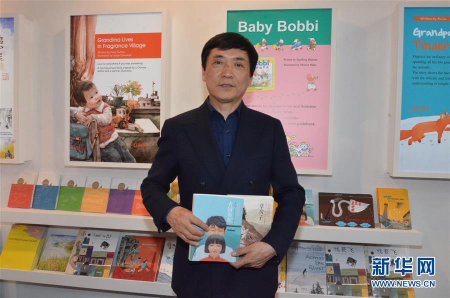 ཀྲུང་གོའི་རྩོམ་པ་པོར་ཐེངས་དང་པོར་རྒྱལ་སྤྱིའི་ཨན་ཐུའུ་ཧྲེང་གཟེངས་རྟགས་ཐོབ་པ།