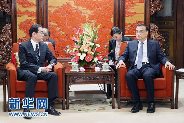 ལི་ཁེ་ཆང་གིས་འཇར་པན་གྱི་ཕྱི་འབྲེལ་བློན་ཆེན་ཨན་ཝིན་ཞུང་དང་མཇལ་འཕྲད་གནང་།