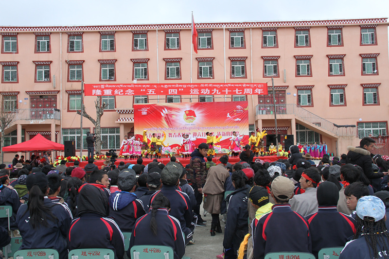 ལི་ཐང་རྫོང་སློབ་འབྲིང་གིས་ཞབས་བྲོ་འགྲན་བསྡུར་གྱི་བྱེད་སྒོ་སྤེལ་བ།